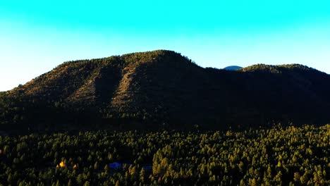 Tolle-Luftaufnahmen-Drohne-Blick-auf-Buffalo-Park-und-Humphreys-Peak,-Flagstaff,-Arizona,-USA