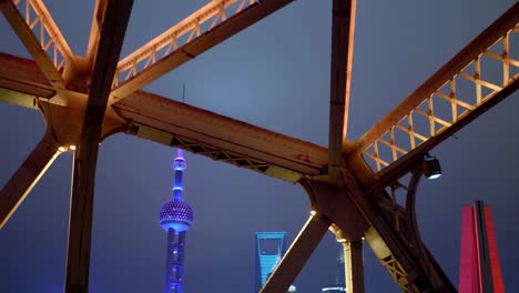 Vista-nocturna-desde-el-Bund-en-Lujiazui-en-Pudong-distric-en-Shanghai,-China.