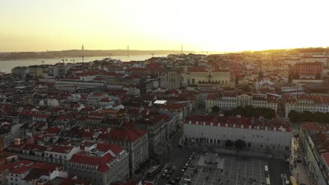 Luftaufnahme-der-Stadtteil-Baixa-in-Lissabon-während-des-Sonnenuntergangs