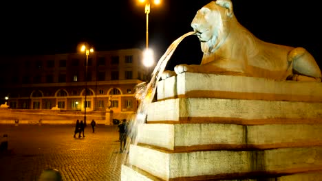 Nachtaufnahme-von-ein-Detail-des-Löwen,-die-spuckt-Wasser-aus-seinem-Mund-in-einem-der-schönsten-Plätze-in-Rom,-Piazza-del-Popolo