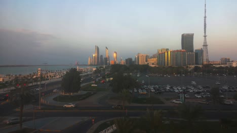 Hermosa-vista-del-horizonte-de-la-ciudad-de-Abu-Dhabi-y-corniche-calle-al-atardecer