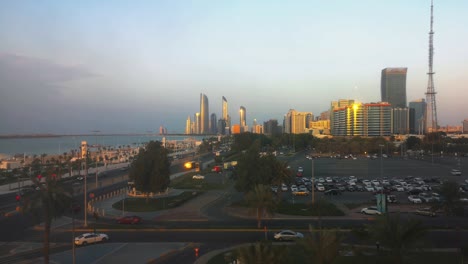 Hermosa-vista-del-horizonte-de-la-ciudad-de-Abu-Dhabi-y-corniche-calle-al-atardecer