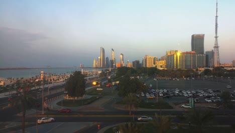 Schöne-Aussicht-auf-die-Skyline-von-Abu-Dhabi-und-Corniche-street-bei-Sonnenuntergang