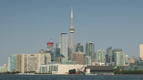 Blick-auf-die-Innenstadt-von-Stadt-von-Toronto-über-Lake-Ontario-Kanada