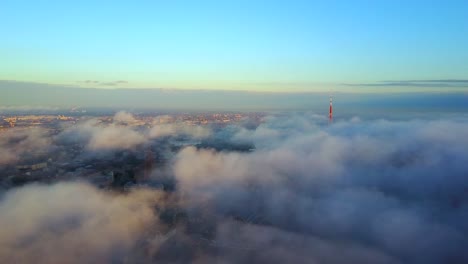 Wolken-fliegen-über-der-Stadt-während-des-Sonnenuntergangs.