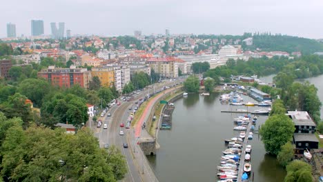 Luftaufnahme-des-Prager-Wohnviertel-mit-kleinen-Fluss-Liegeplatz