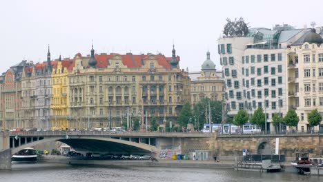 impresionante-arquitectura-de-Praga-en-el-muelle-de-río-Moldava,-brillantes-fachadas-de-edificios,-en-día-de-verano