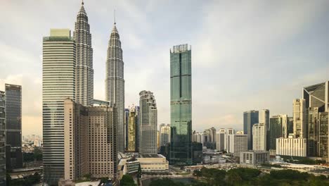 Sonnenuntergang-Tag-und-Nacht-in-Kuala-Lumpur-Skyline-der-Stadt.