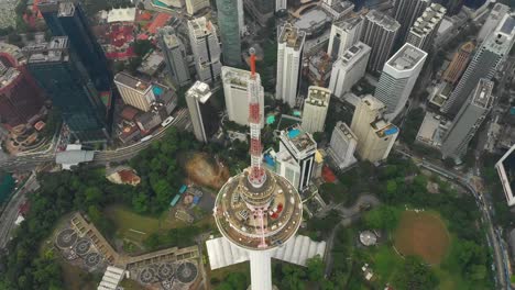 Kuala-Lumpur-Stadtzentrum-von-berühmten-Turm-oberen-Park-View-Antenne-Panorama-4k-Malaysia