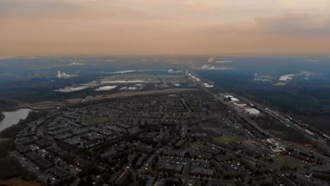 Schöne-Wohnung-in-den-USA-in-der-Nähe-des-Flusses.-neue-Häuser-in-der-Nähe-des-Wassers-im-Bereich-Wohnungsbau-schlafenden