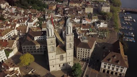 soleado-día-Zurich-ciudad-famosa-catedral-Riverside-panorama-aéreo-4k-Suiza