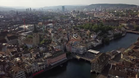 soleado-día-Zurich-ciudad-famosa-catedral-Riverside-panorama-aéreo-4k-Suiza