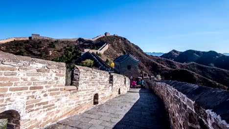 Beijing,-China-Oct-26,2014:-Los-visitantes-subida-Jinshanling-gran-muralla-en-otoño,-Beijing,-China