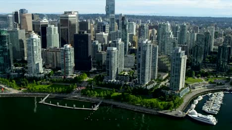 Vista-aérea-del-centro-de-la-ciudad-rascacielos-y-marina-de-yates,-Vancouver