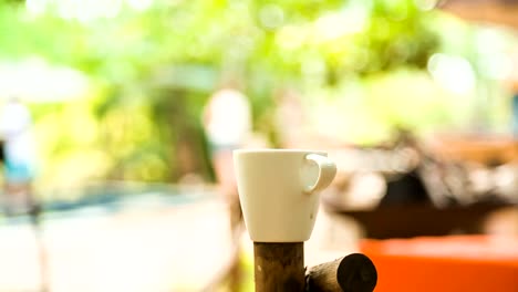 Kaffeetasse-mit-der-Natur-Hintergrund