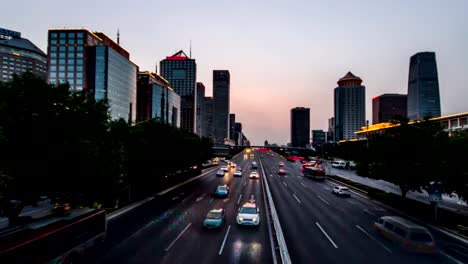 Beijing,-China---29-de-septiembre-de-2014:-Pasos-y-mirando-el-transporte-en-Changan-Avenue,-cerca-del-distrito-financiero-Guomao,-Beijing,-China