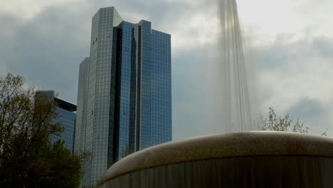 Frankfurt-–-Wolkenkratzer-Brunnen