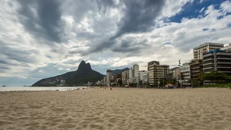 Zeitraffer-Aufnahme-von-Ipanema-Beach-in-Rio-de-Janeiro-in-Brasilien