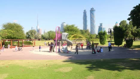 Niños-jugando-de-4-k-time-lapse-de-la-soleada-ciudad-de-dubai