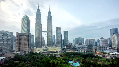 Bewölkt-hazy-Tag-im-Stadtzentrum-von-Kuala-Lumpur