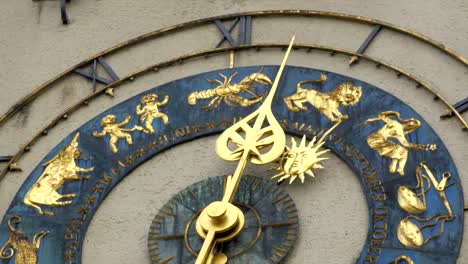 Un-gran-reloj-antiguo-clásico-en-Munich,-Alemania