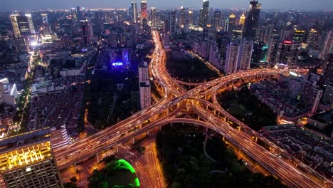 TL,-WS-hora-pico-de-tráfico-en-varias-autopistas-y-flyovers-at-night-Shanghai,-China