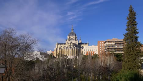 España-madrid-día-soleado-catedral-de-la-almudena-panorama-4-K