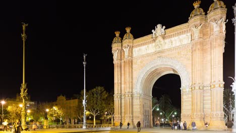 Barcelona-Nachtlicht-Bogen-de-Triomf-zu-den-Veranstaltungsraum-\"-panorama\"--4-k-Zeitraffer