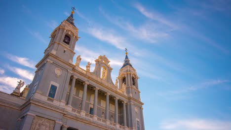 Sonniger-Tag-blauer-Himmel-almudena-Kathedrale-Aufsicht-4-k-Zeitraffer-Spanien