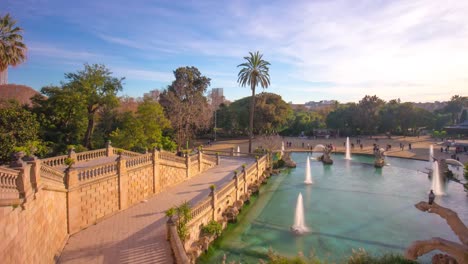 Spanien-Barcelona-Sonnenuntergang-Leichtigkeit-hoch-Blick-auf-den-ciutadella-park-Brunnen-4-k-Zeitraffer