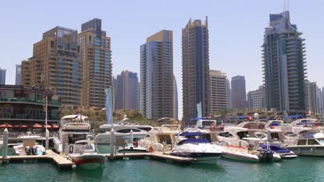 marina-de-dubai-de-día-de-barcos-estación-vista-panorámica-al-Golfo,-4-k,-Emiratos-Árabes-Unidos