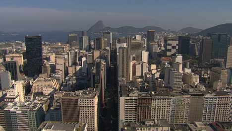 Volar-por-encima-del-centro-de-la-ciudad-edificios-de-Rio-de-Janeiro,-Brasil