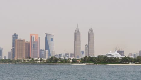 VAE-Dubai-Stadt-Tageslicht-Tecom-Türme-–-Panoramaaufnahme-4-K