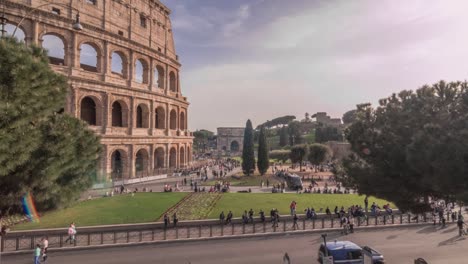 Time-lapse-of-a-crowdy-day-by-the-Colosseum-in-Italy