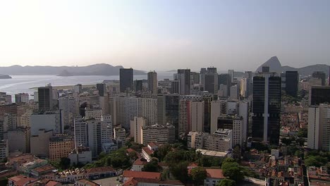 Volar-por-encima-de-los-edificios-del-centro-de-la-ciudad,-el-río-de-Janeiro