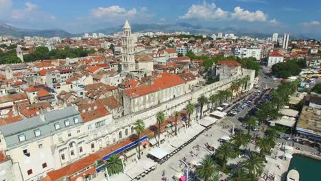 Vista-aérea-de-la-hermosa-ciudad-de-división-en-la-costa-del-mar-Adriático
