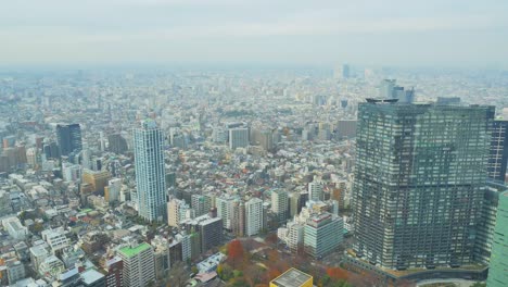 Zeitraffer-Blick-über-Tokio-Stadt-an-einem-wolkigen-Tag