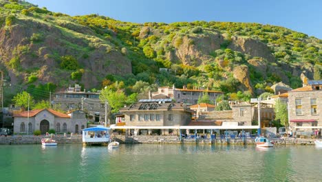 Casas-de-piedra-tradicional-turca-los-pueblos-de-todo-Assos,-Canakkale,-Turquía