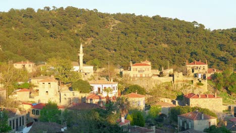 Casas-de-piedra-tradicional-turca-los-pueblos-de-todo-Assos,-Canakkale,-Turquía