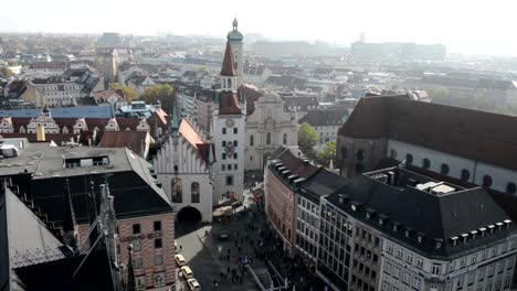 Munich-con-su-Alte-Rathaus-(antiguo-Ayuntamiento)-y-la-iglesia-Heiliggeist-junto-a-Viktualienmarkt.