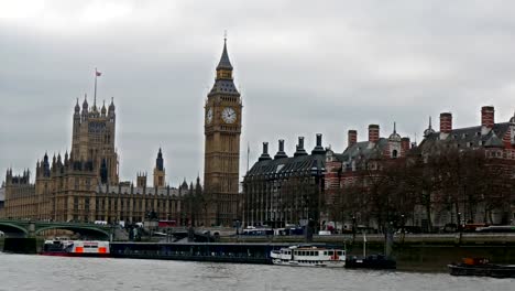 The-view-of-London-from-travelling-in-the-Thames-river