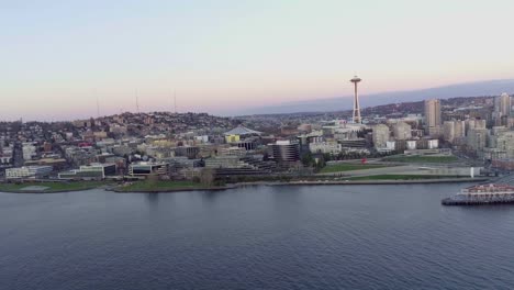 Luftaufnahme-von-Seattle-in-der-Abenddämmerung