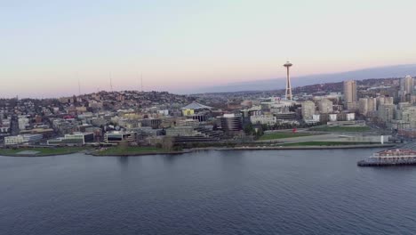 Vista-aérea-de-Seattle-al-atardecer