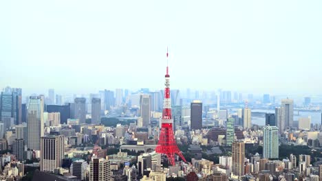 Tokyo-Tower-ist-eine-Kommunikations--und-Beobachtung-Turm-befindet-sich-im-Stadtteil-Shiba-koen