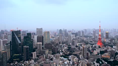 Tokyo-Tower-ist-eine-Kommunikations--und-Beobachtung-Turm-befindet-sich-im-Stadtteil-Shiba-koen