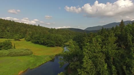 Schöne-Landschaft-und-Flusslandschaft