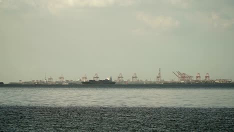 Cargo-Schiff-Segel-auf-dem-Meer.-Philippinen,-Manila