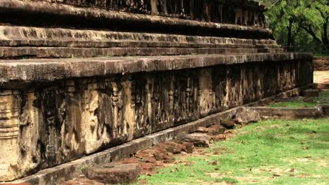 Ruins-of-the-building-in-the-ancient-city-of-Polonnaruwa,-Sri-Lanka.