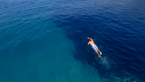 Mann-am-Meer-schwimmen