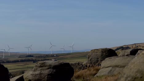 Windkraftanlagen-durch-Spalt-zwischen-Steinen